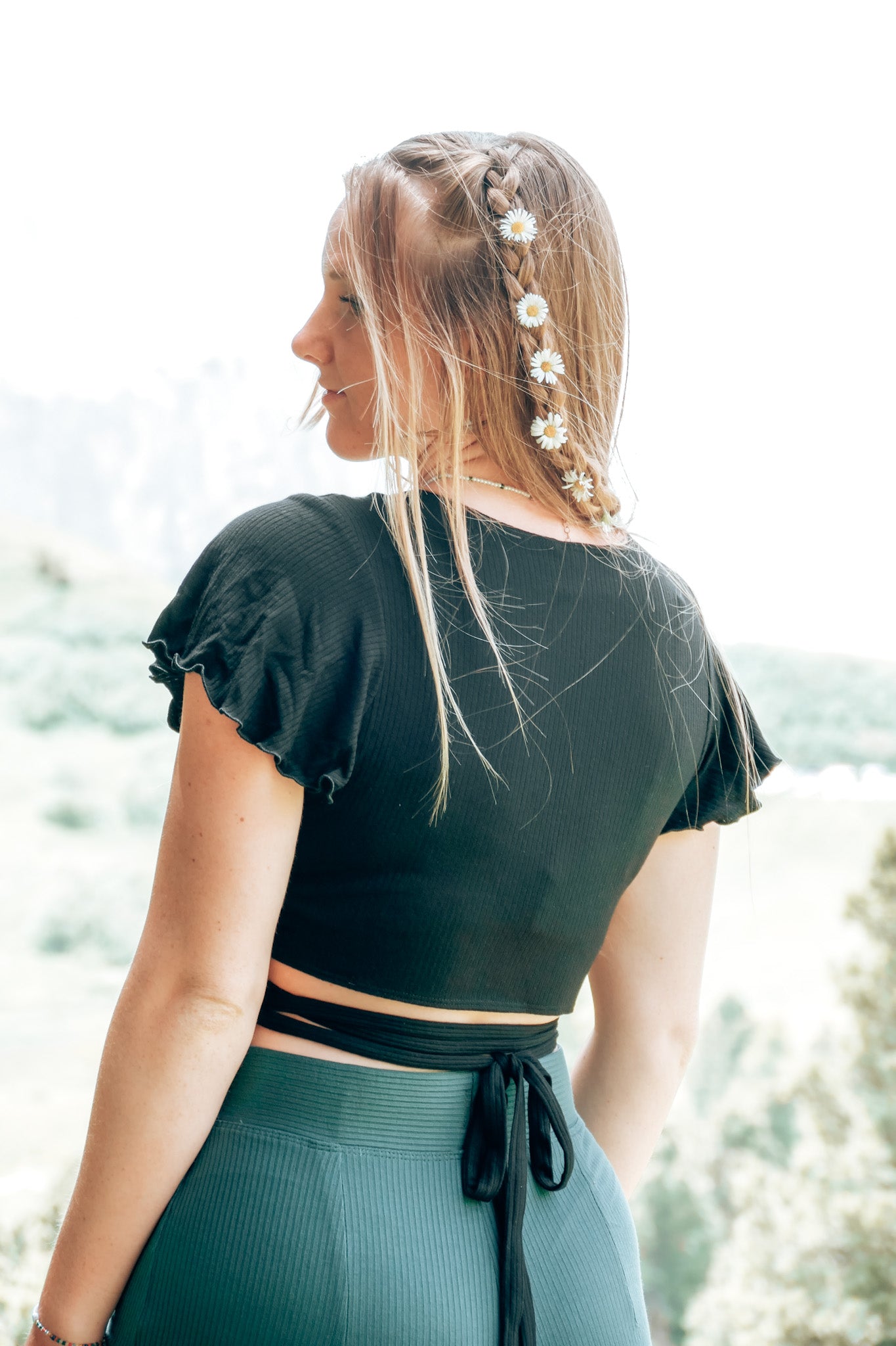 Crop Top mit kurzen Ärmeln zum Binden aus weichem und bequemem Tencel