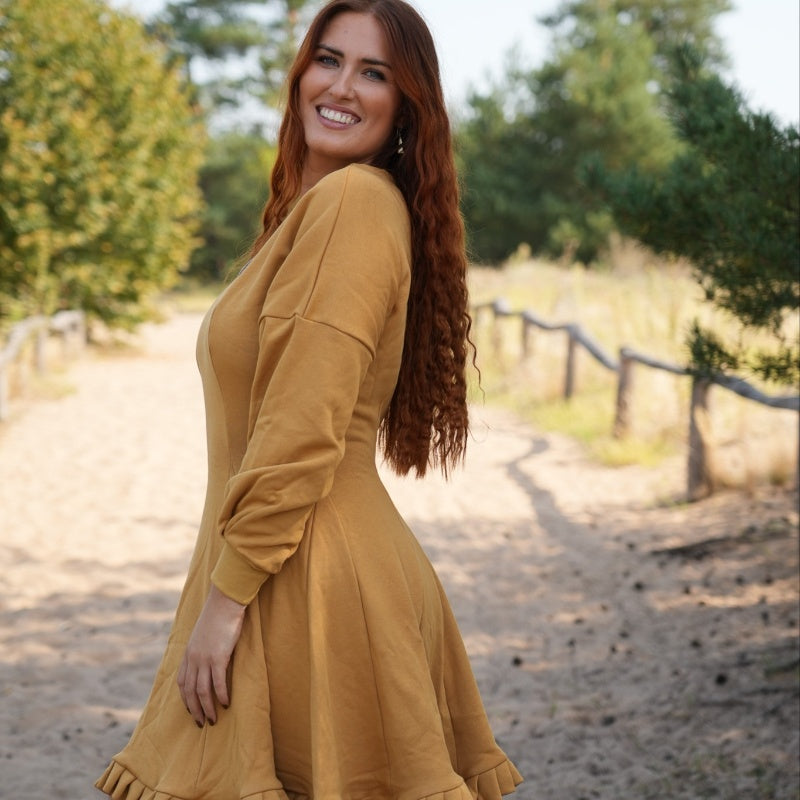 Winterkleid aus warmen und nachhaltigem Stoff das die Taille betont in senfgelb