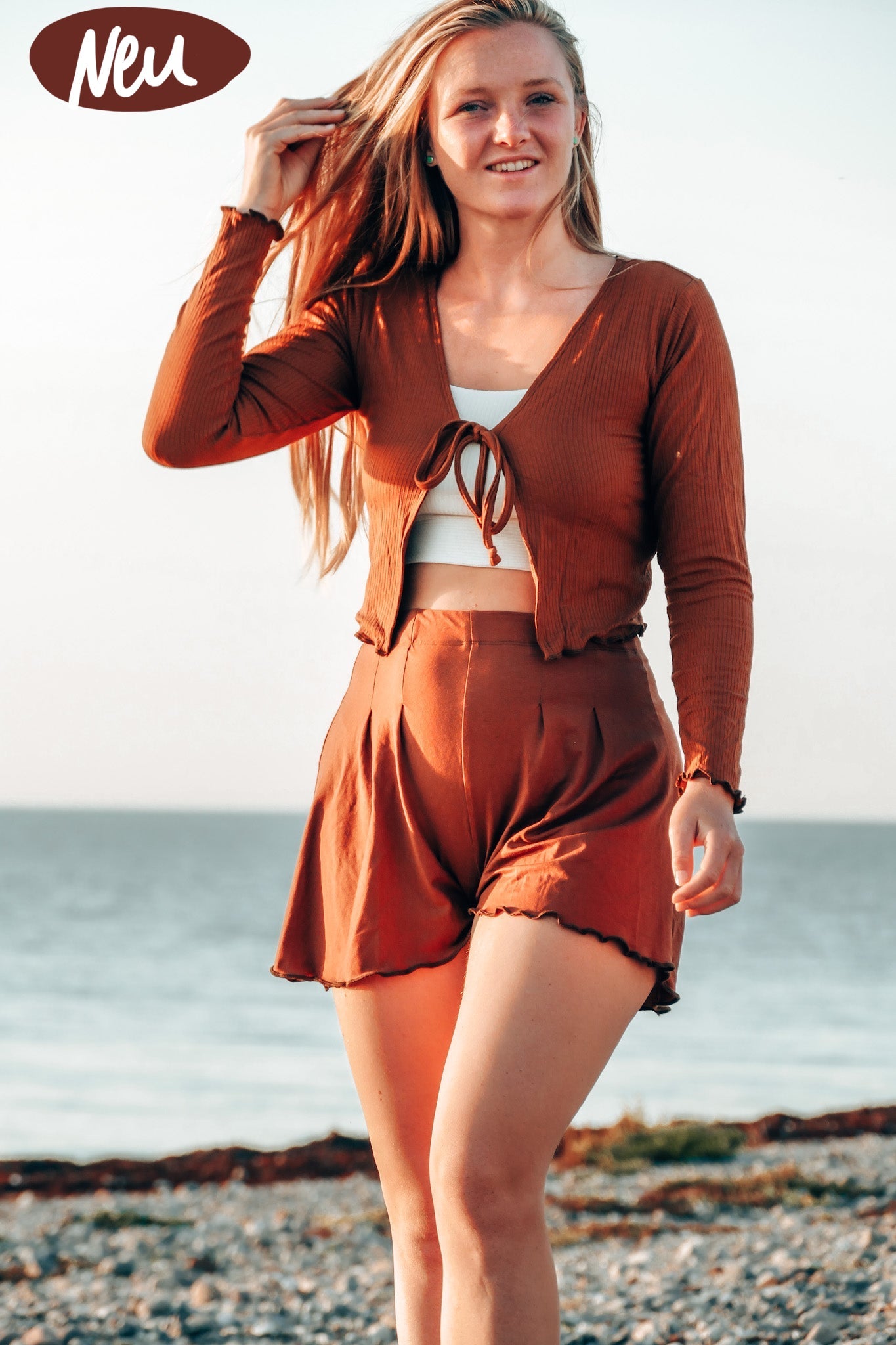 Nachhaltige Strickjacke in crop Länge zum Binden in braun
