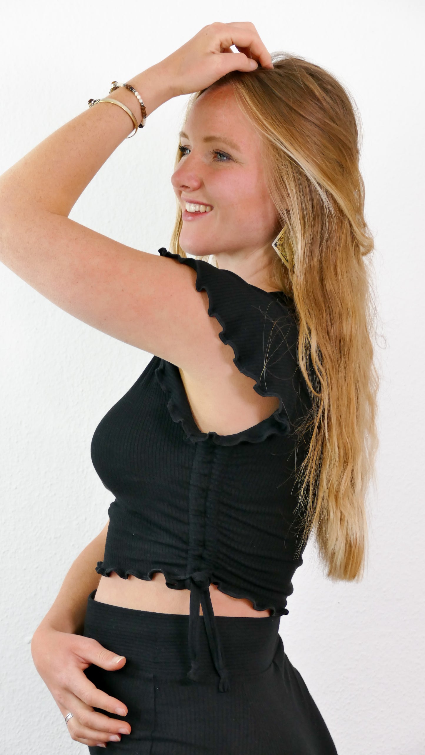 Geripptes Crop-Tshirt mit Raffungen an den Seiten aus nachhaltigem Tencel Stoff in schwarz