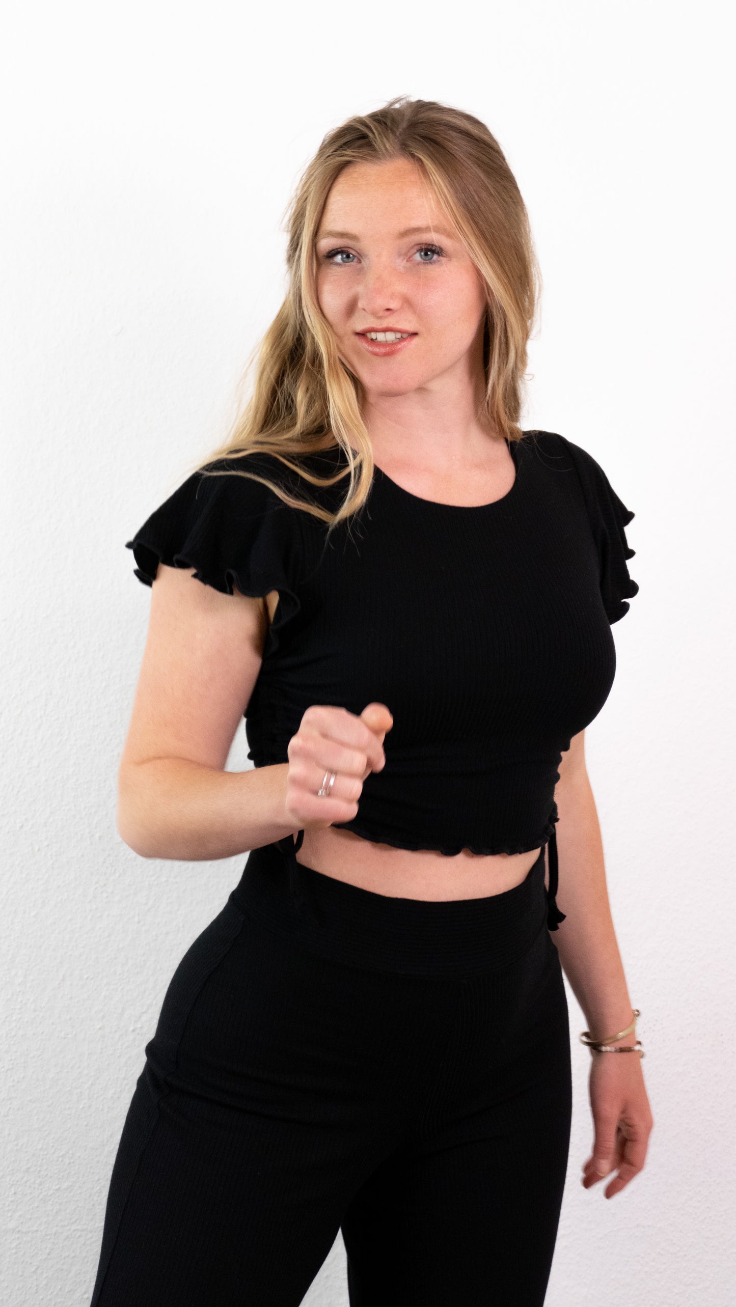 Geripptes Oberteil mit seitlicher Raffung in schwarz mit passender Wide Leg Pants