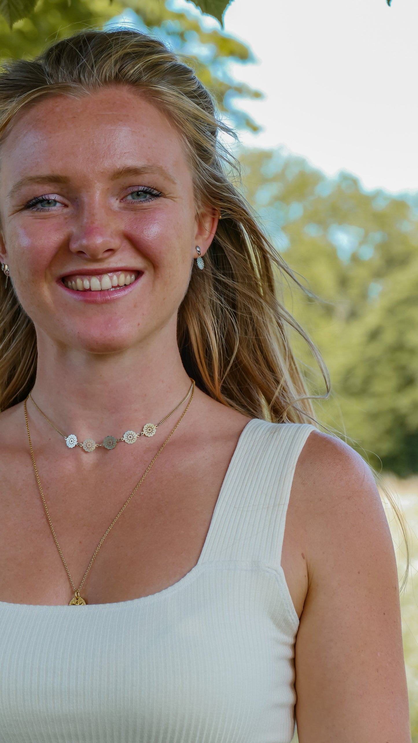 Nachhaltiges Crop-Top aus Tencel mit breiten Trägern in weiß fair produziert