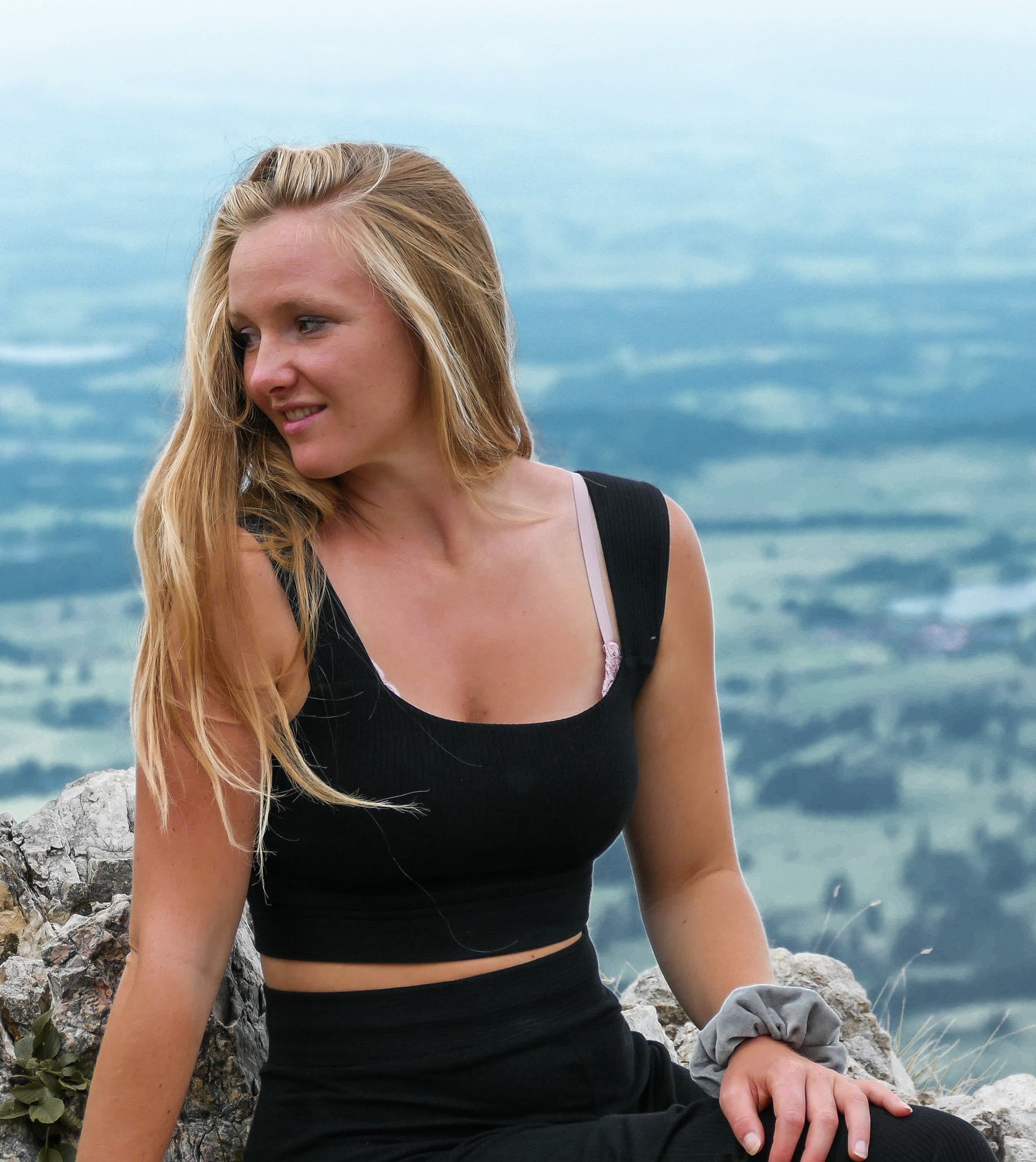 Kurzes bauchfreies Strickstoff Top aus Tencel in schwarz