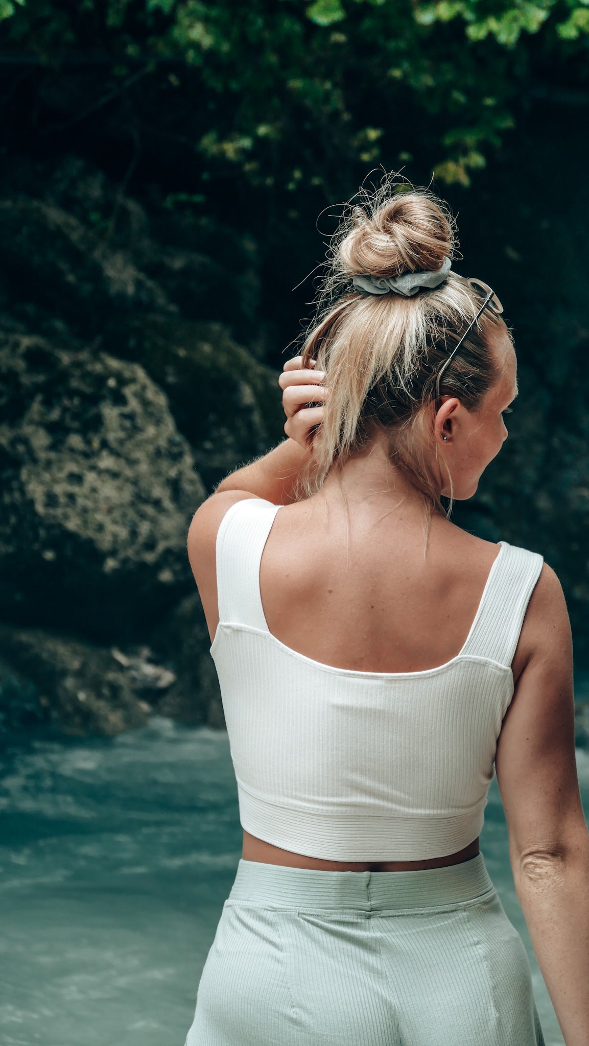 Nachhaltiges Crop Top mit breiten Träger in Muschel Weiß für dein Loungewear Outfit