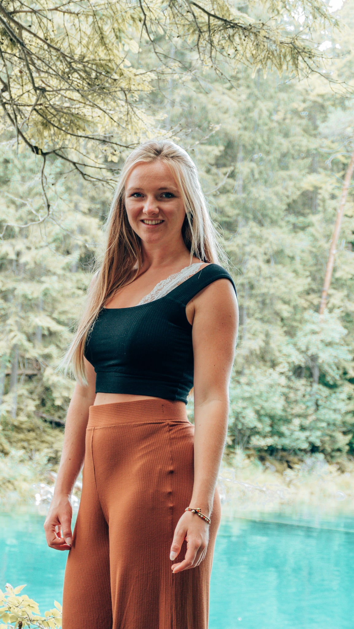 High Waist Hose mit weitem Bein für deine nächste Reise in braun mit Rüschen