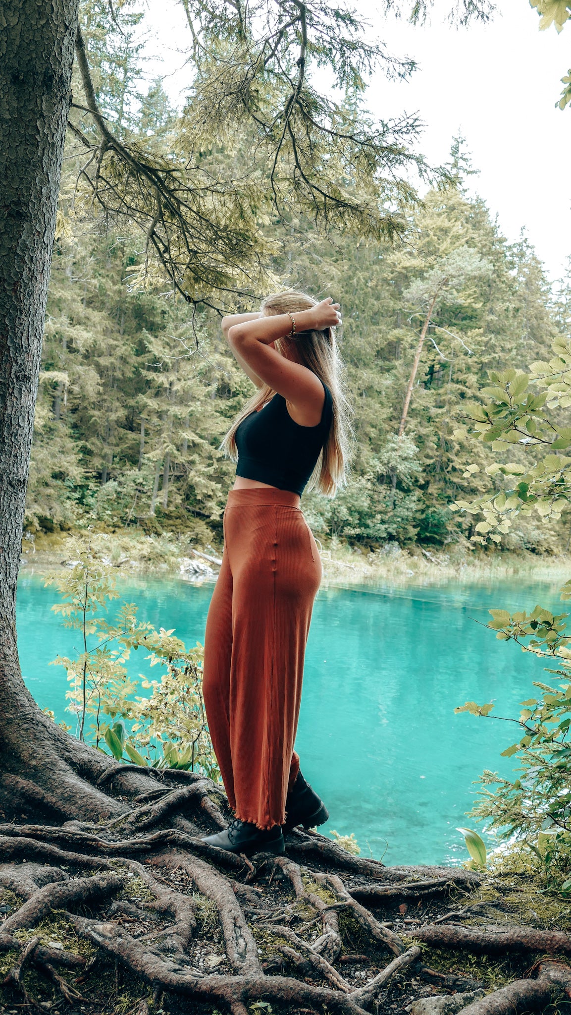 Sommerhose mit hohem Bund und luftigen Beinen für Damen aus nachhaltigem Tencel in rostbraun