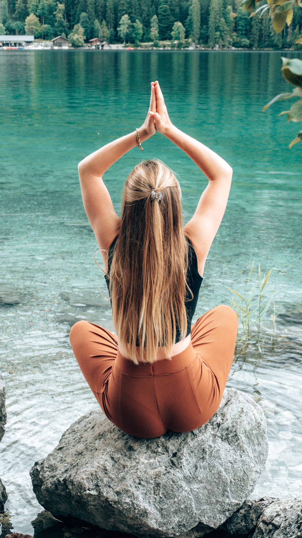 Nachhaltige Loungewear für die Reise mit High Waist Hosen und Crop Tops in braun