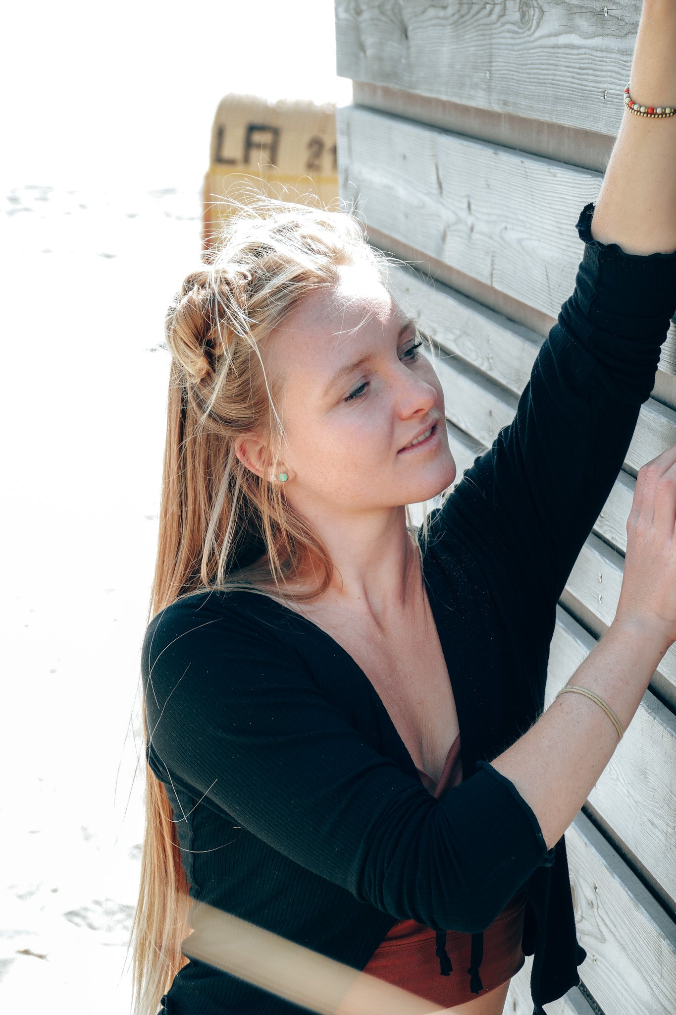 Schwarze und bauchfreie Strickjacke zum Binden für den Sommer