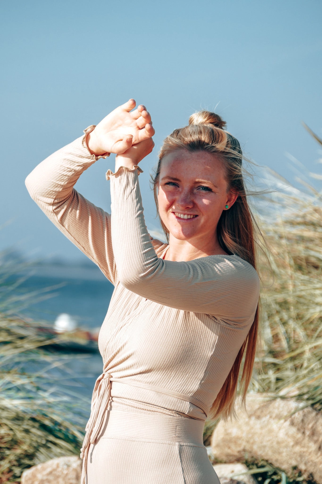 Nudefarbiger Pullover zum Wickel aus Strick Stoff für Damen