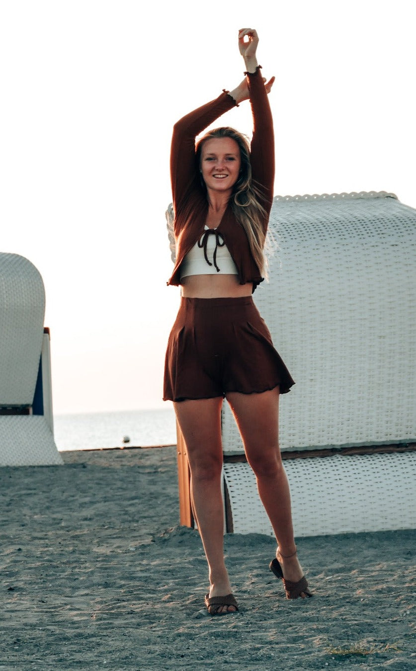 Crop Strickjacke für den Sommer mit Rüschen und Bänder zum Binden in rot-braun