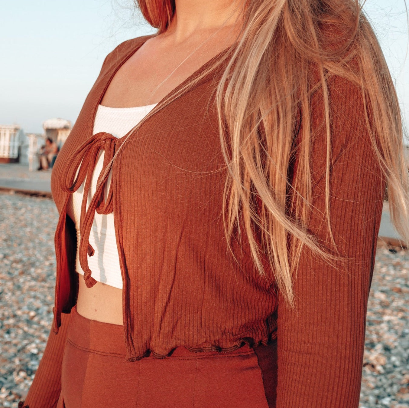 Crop Strickjacke aus braunem und dünnem Stoff für den Sommer