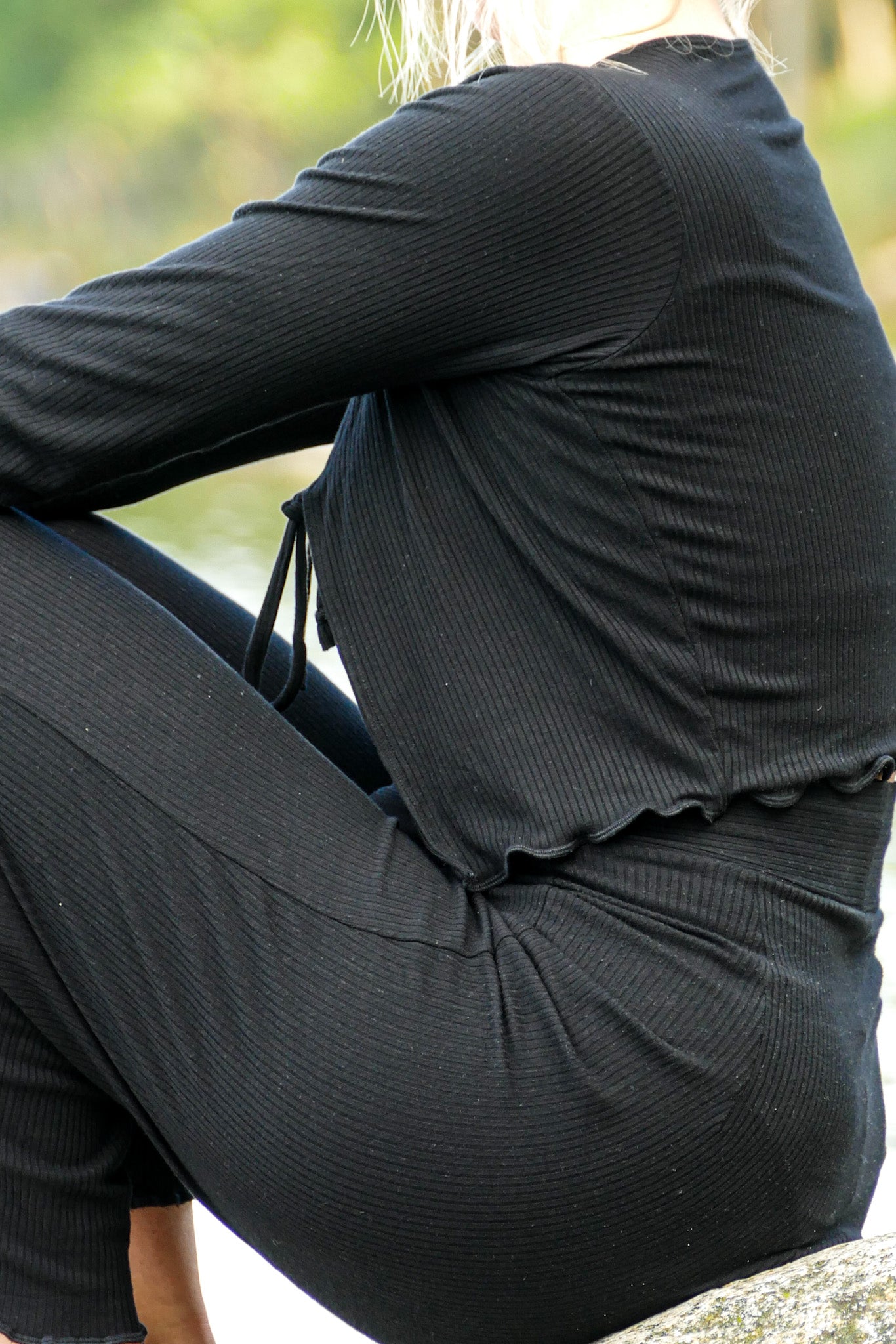Nachhaltige Crop Strickjacke in schwarz aus Tencel für den Sommer