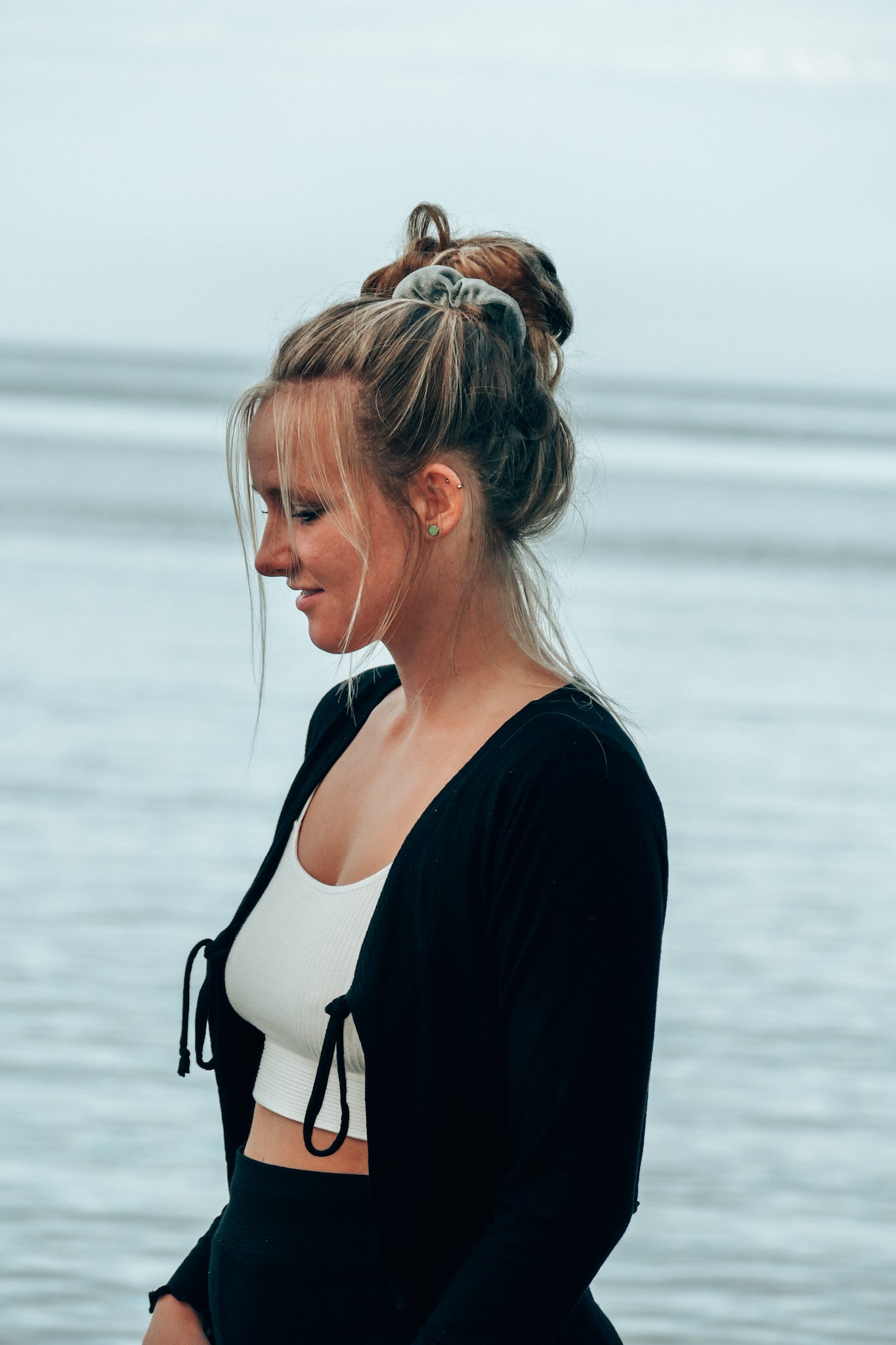 Sommerliche Strickjacke zum Binden aus schwarzem und nachhaltigem Tencel