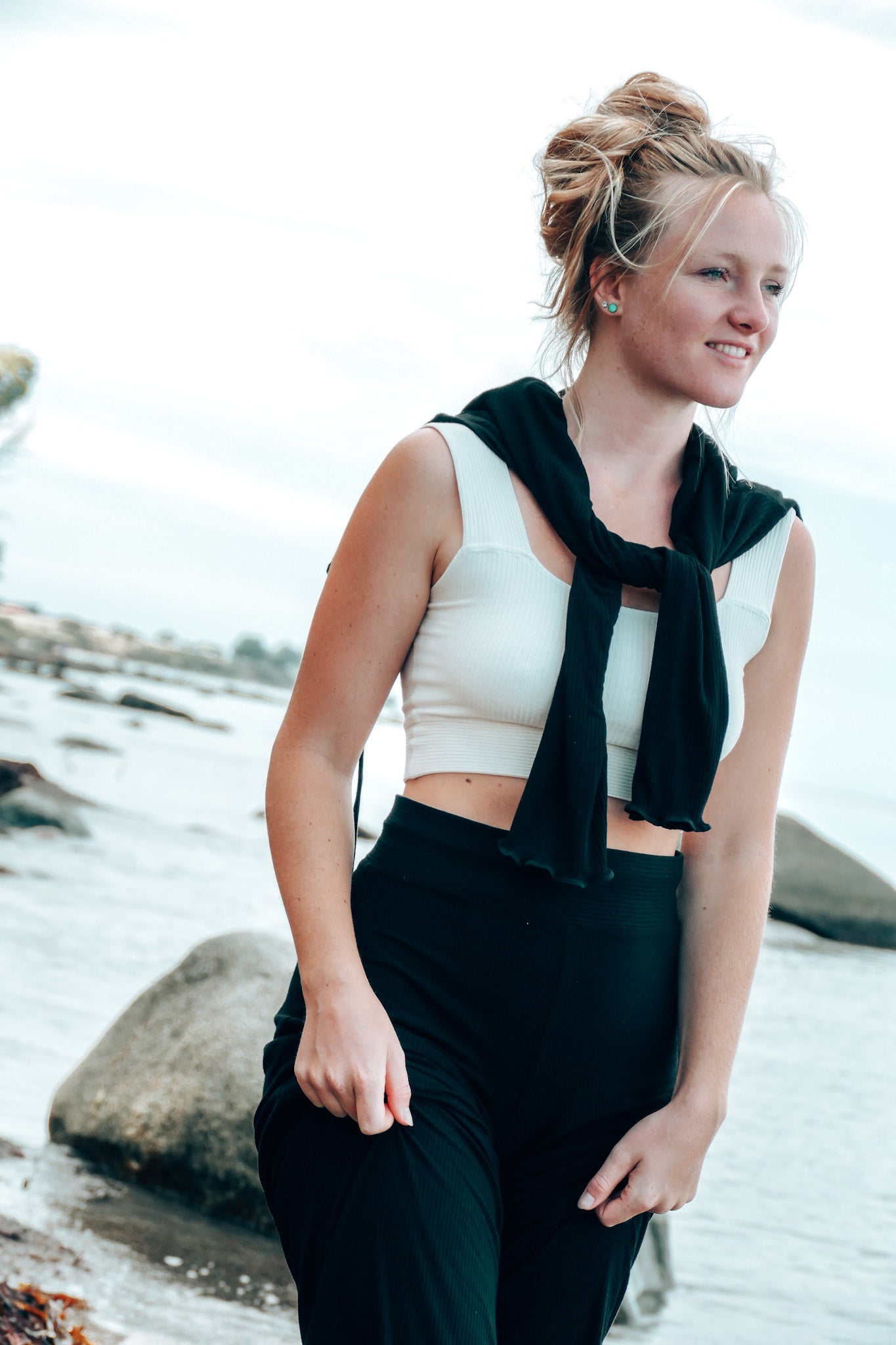 Nachhaltiges Loungwear Outfit mit weißem Crop Top und Wide Lige Pants für den Sommer