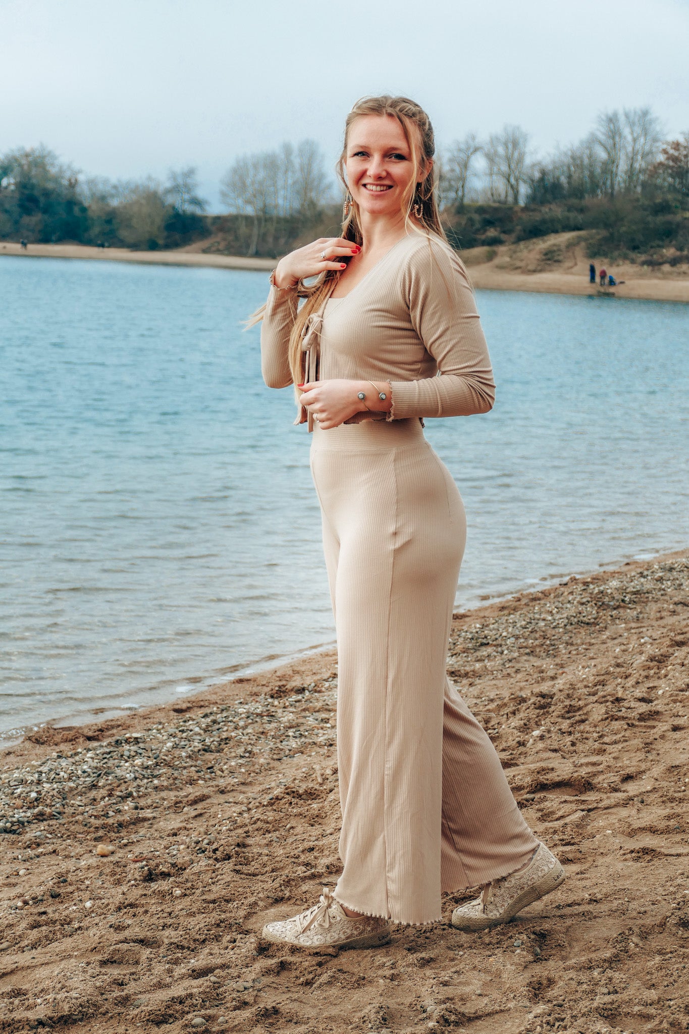 Loungewear Set mit Wide Leg Pants und Crop Strickjacke für den Sommer in beige