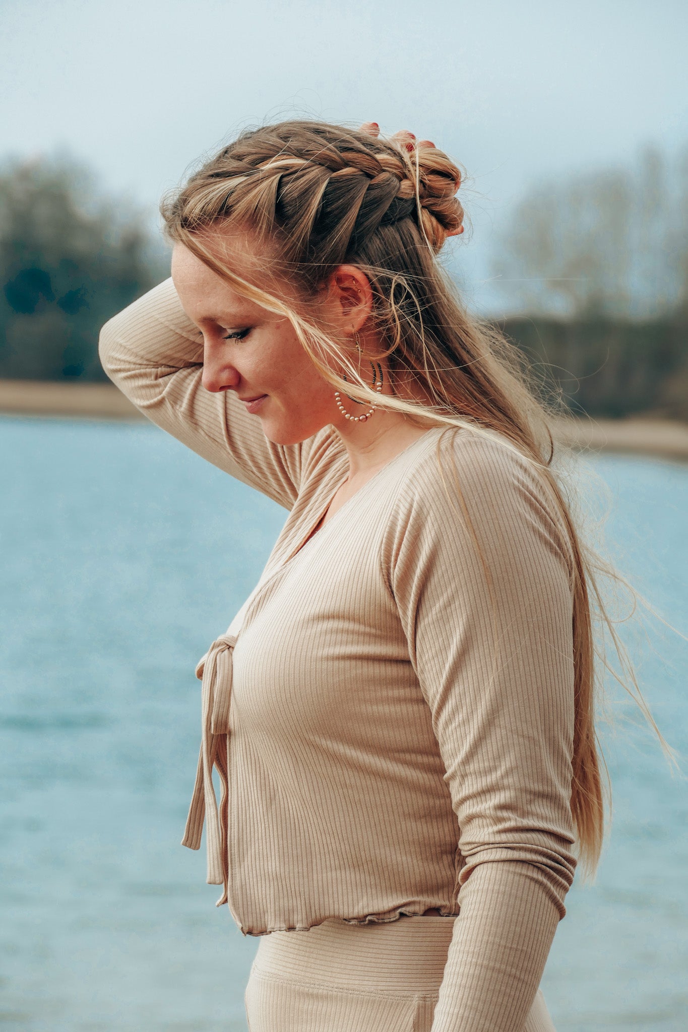 Nachhaltige und bauchfreie Strickjacke zum Binden mit Schleife in warmen Sandton