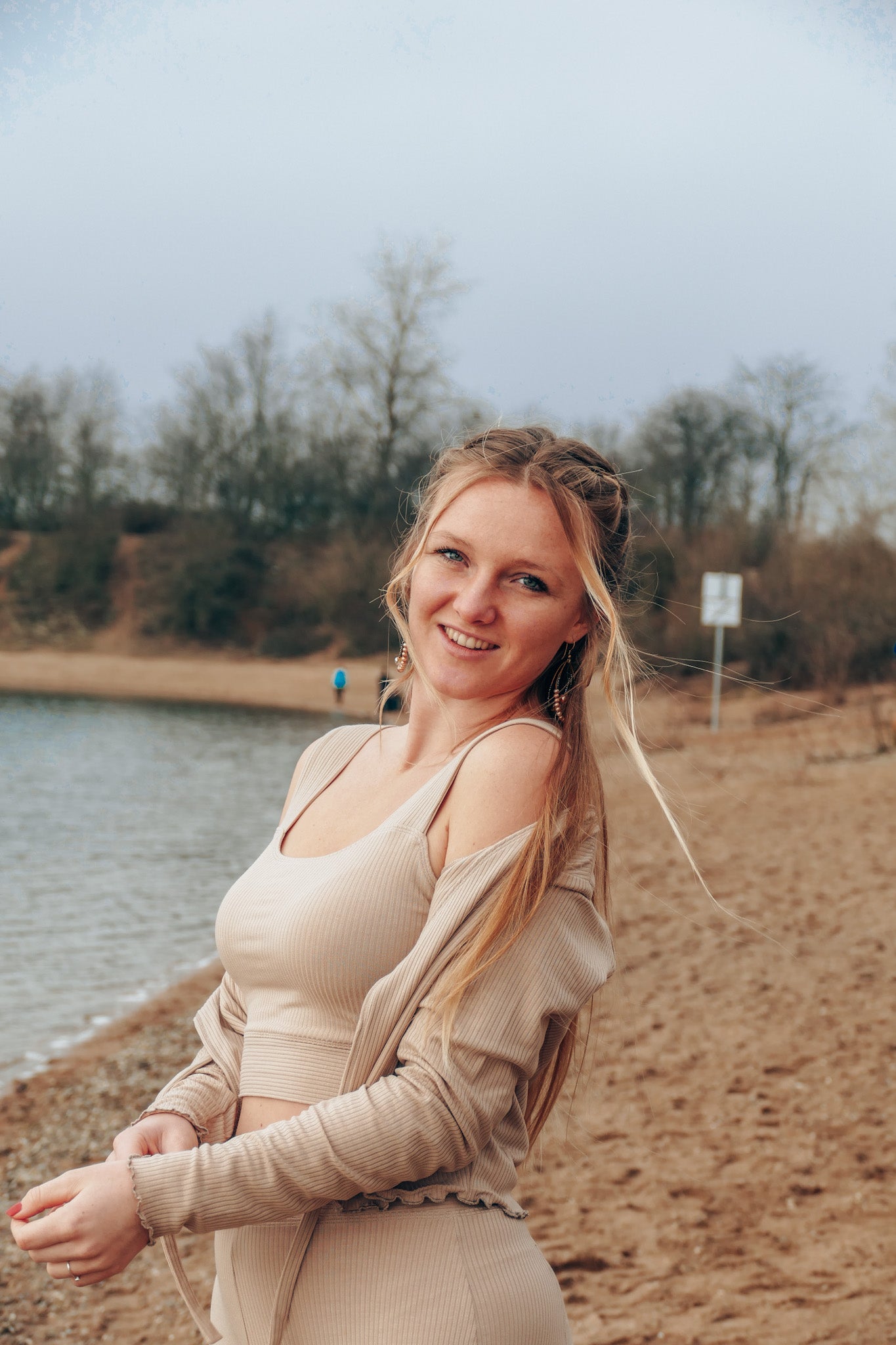 Strickjacke für Damen für den Sommer aus nachhaltigem und beigefarbigen Stoff