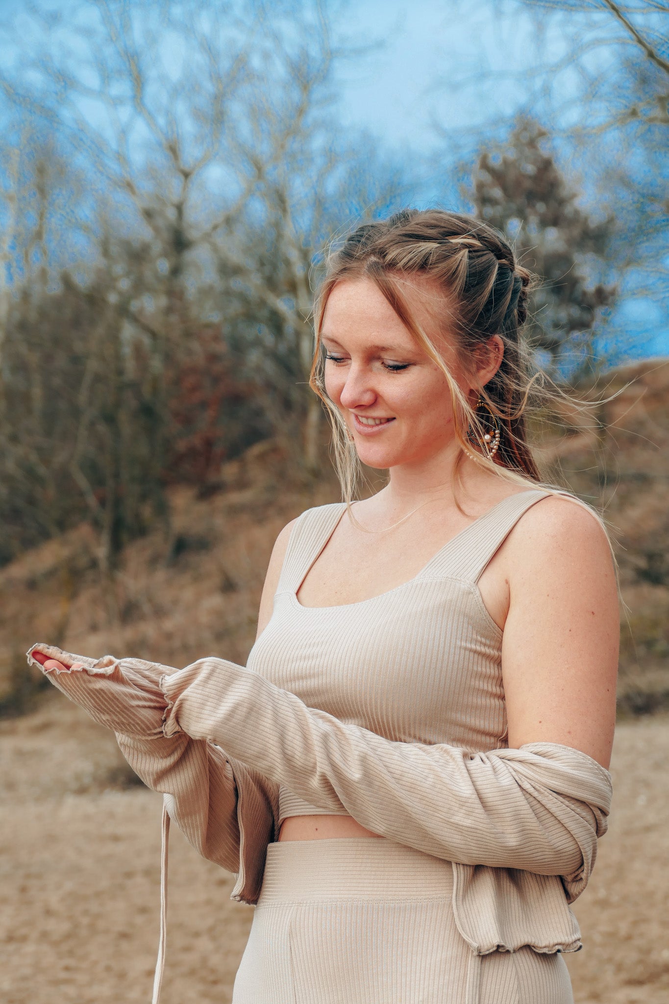 Nachhaltiges Jäckchen mit Rüschen in cropped Länge für Damen in nude