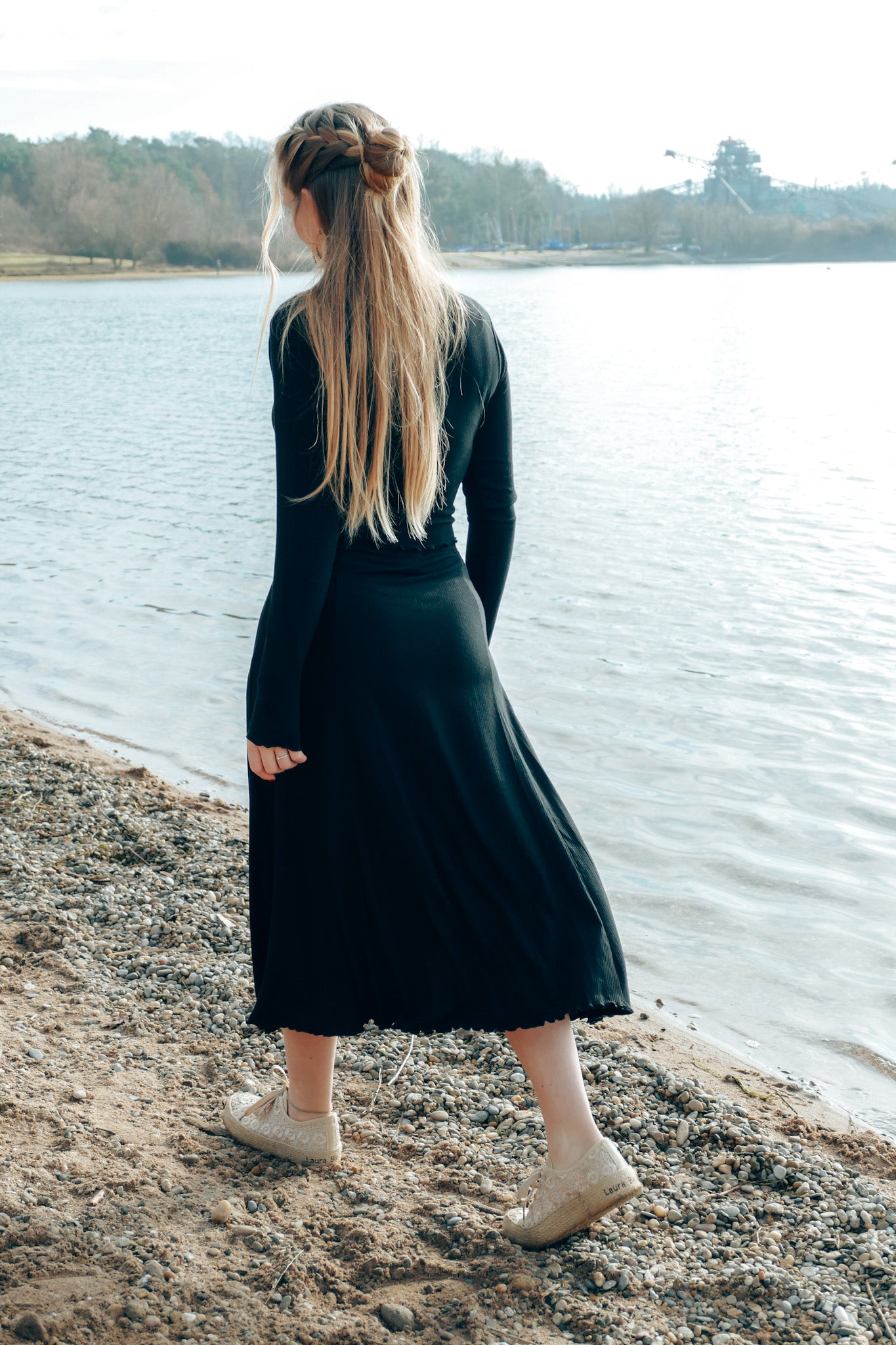 High Waist Rock für den Sommer aus einem schwarzen Strickstoff