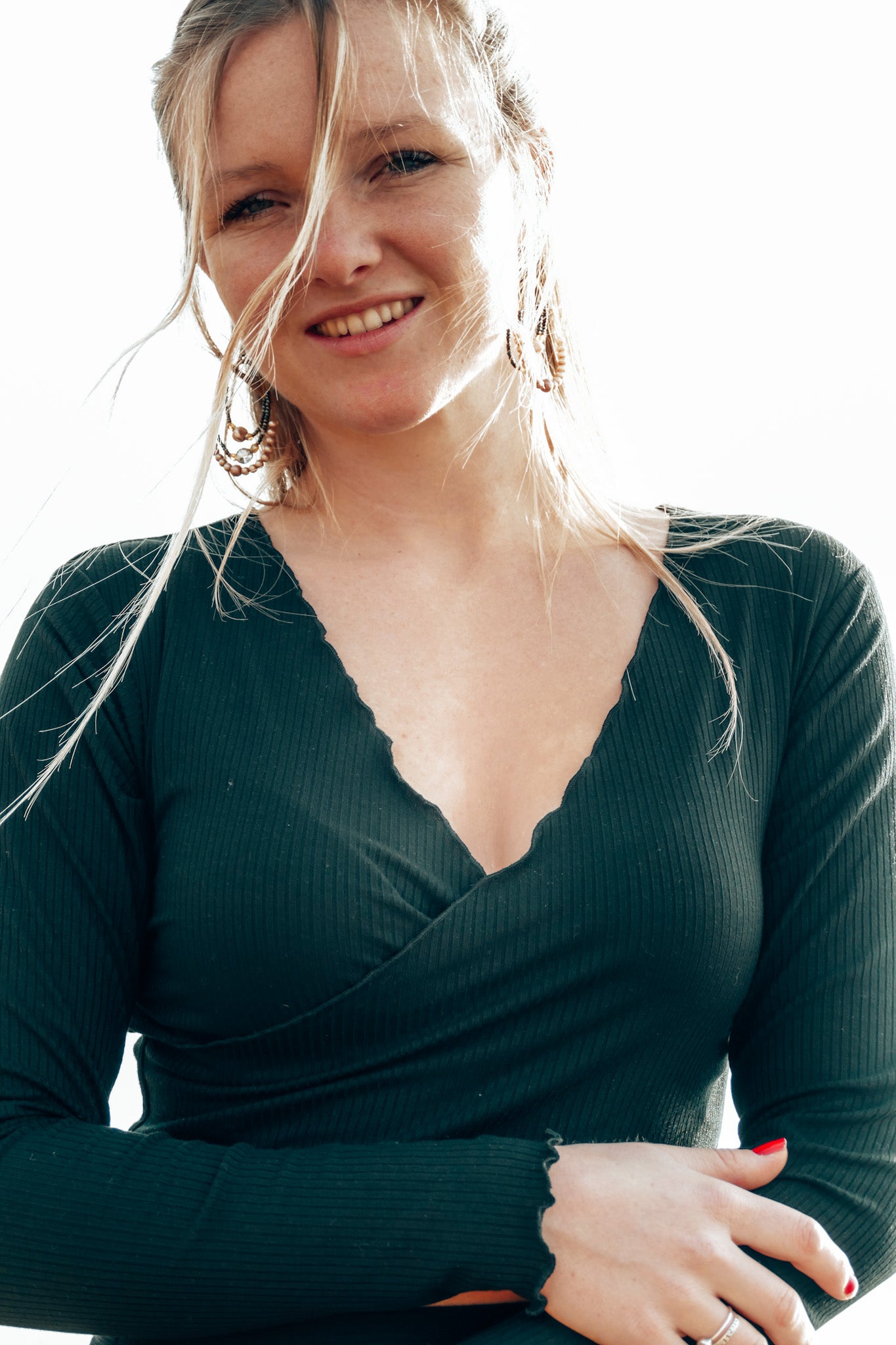 Sommer Sweater aus Strickstoff in schwarz mit Rüschen