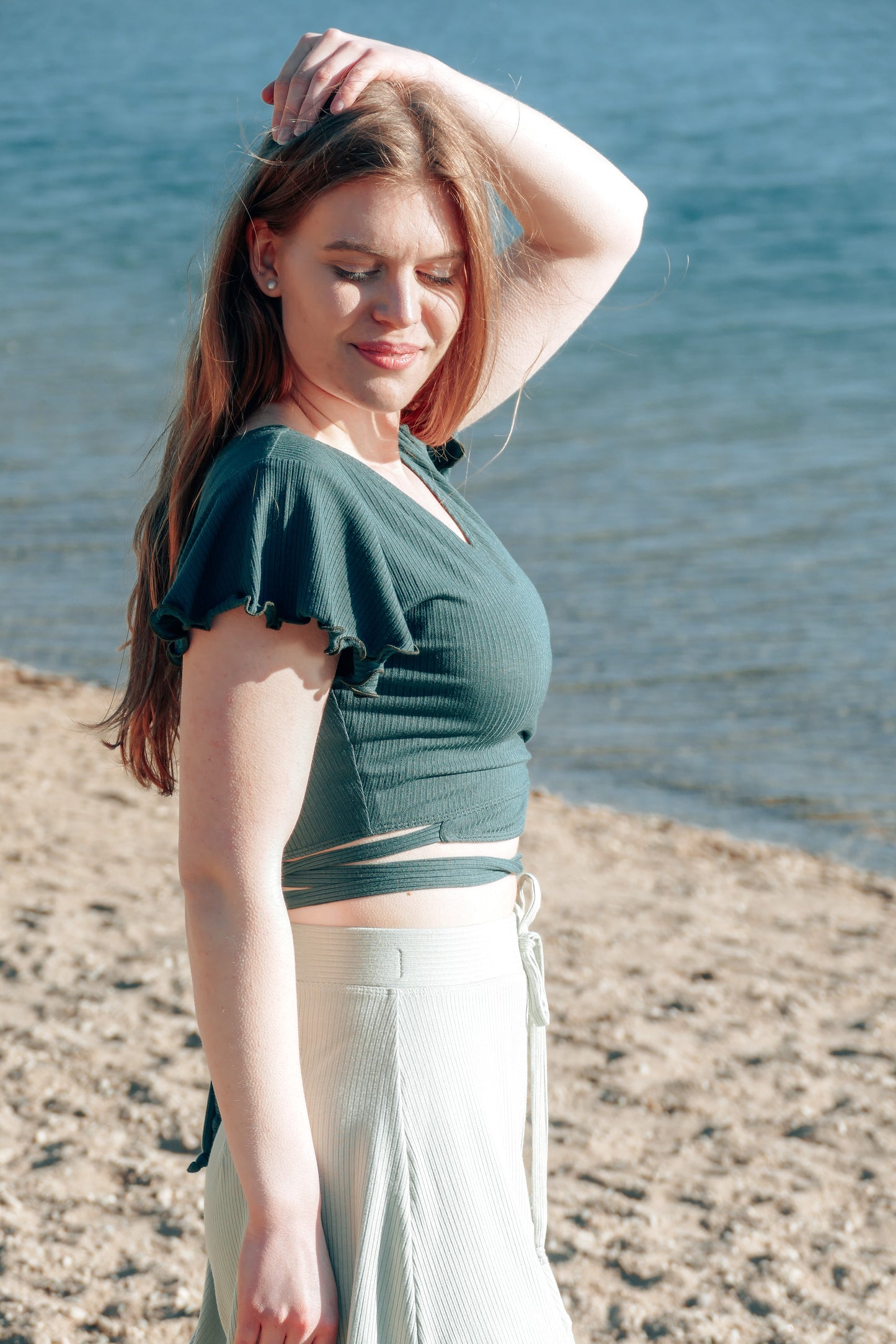 Dunkelgrünes Crop Top zum Wickeln mit Rüschen am Ärmelsaum
