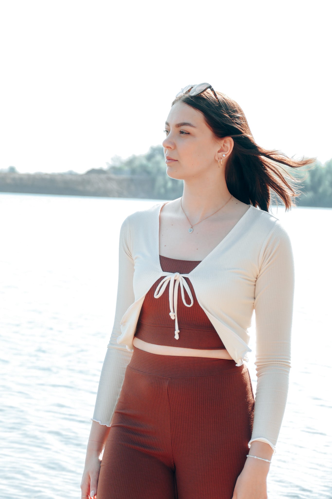 Nachhaltige Loungewear für Reise und Yoga Liebhaber in weiß