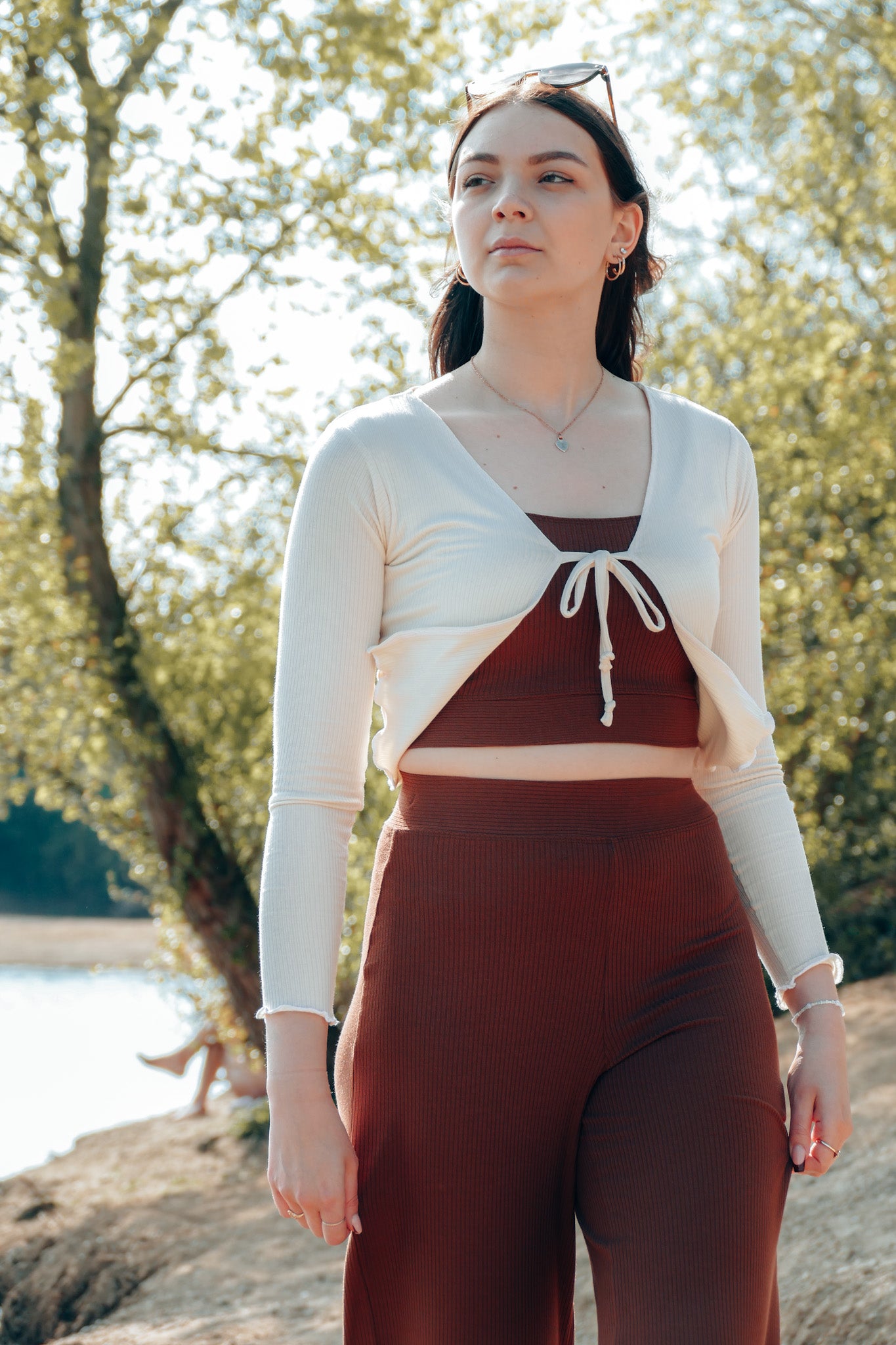 High Waist Hose mit weitem Bein und Rüschen am Saum des nachhaltigen und weichen rot braunen Stoffes