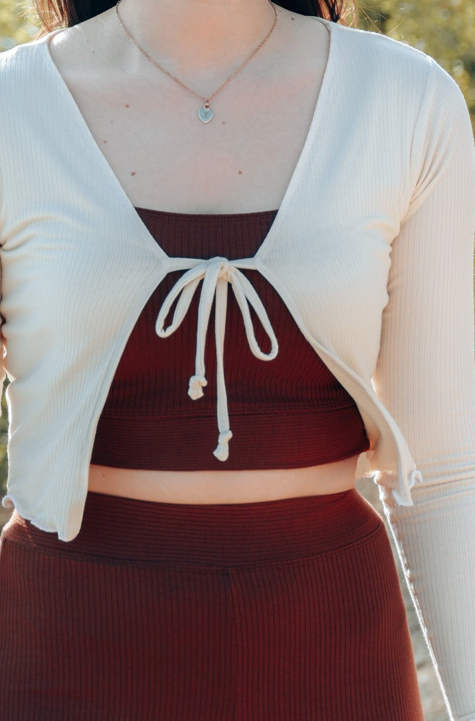 Nachhaltige und kurze Strickjacke aus leichtem Stoff in weiß