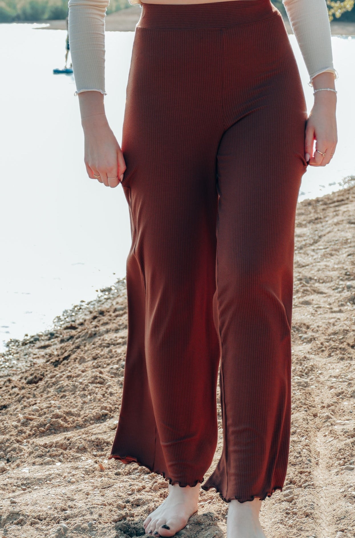 Sommerliche Hose mit weitem Bein aus weichem und bequemem Stoff für deine nächste Reise