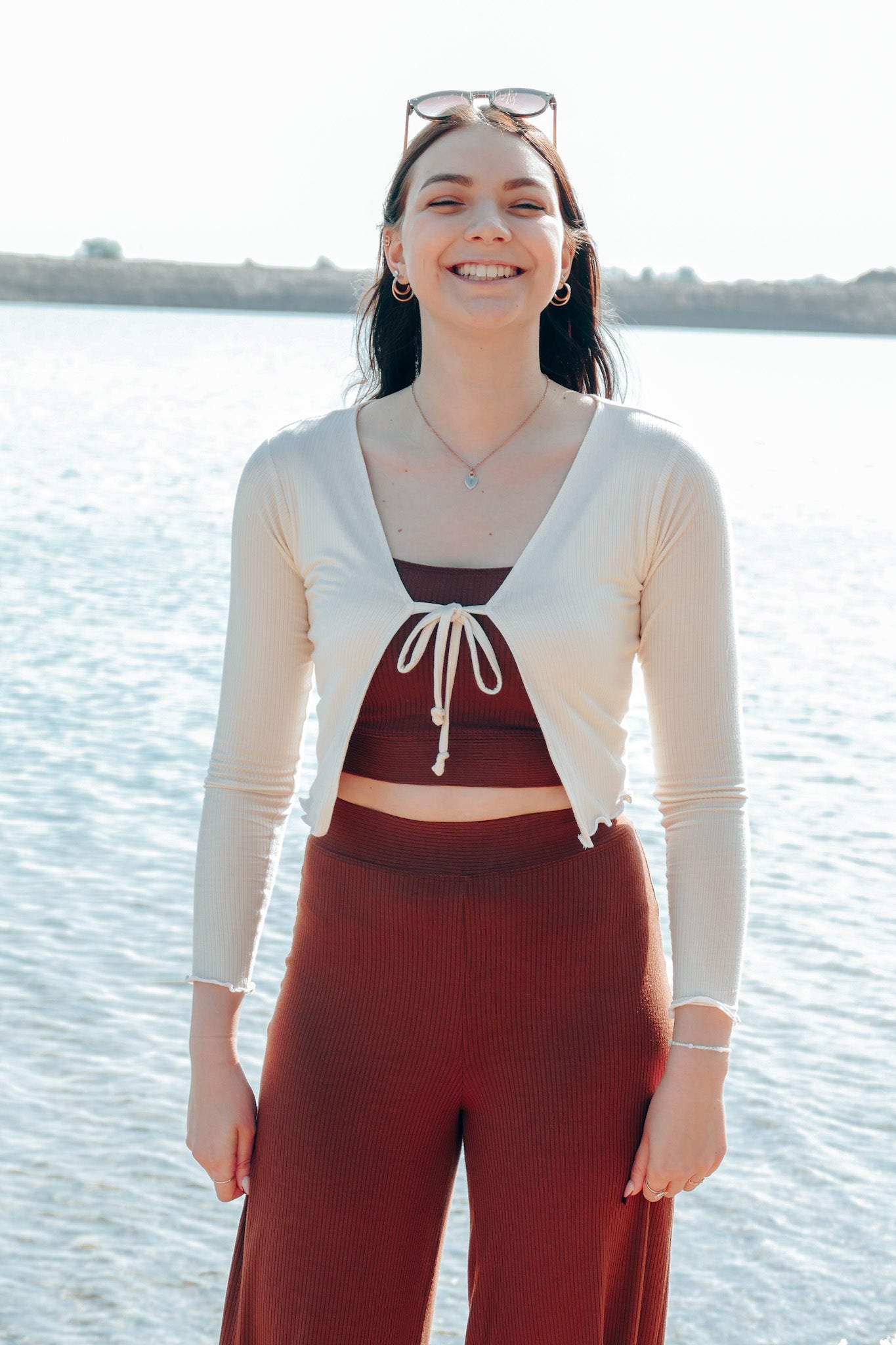 Nachhaltige und hochgeschnittene Hose aus geripptem und weichem rot braunem Stoff