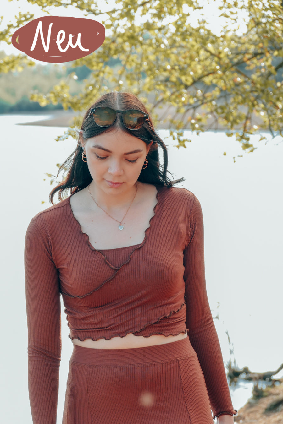 Nachhaltiger Crop Pulli über Kreuz in rot braun für den Sommer und für Damen