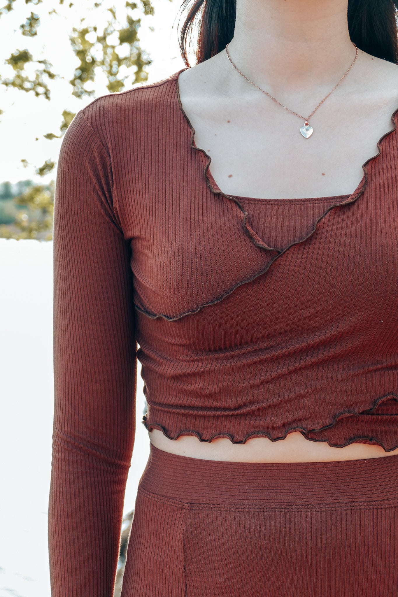 Nachhaltiger und bequemer Crop Pulli für High Waist Hosen und Röcke als Zweiteiler zu kombinieren
