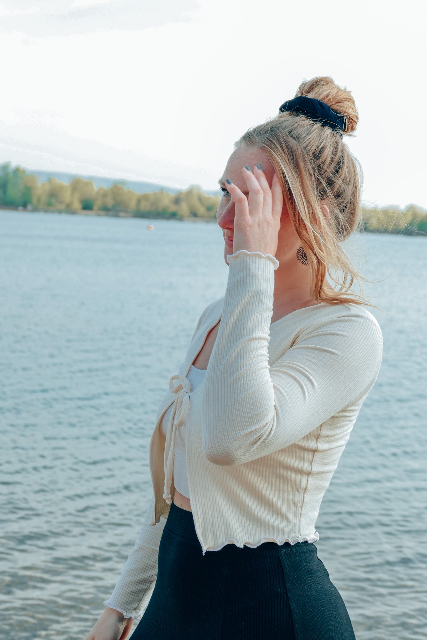 Sommerliches Jäckchen für Reisen und Yoga in einem schönen weißem Ton