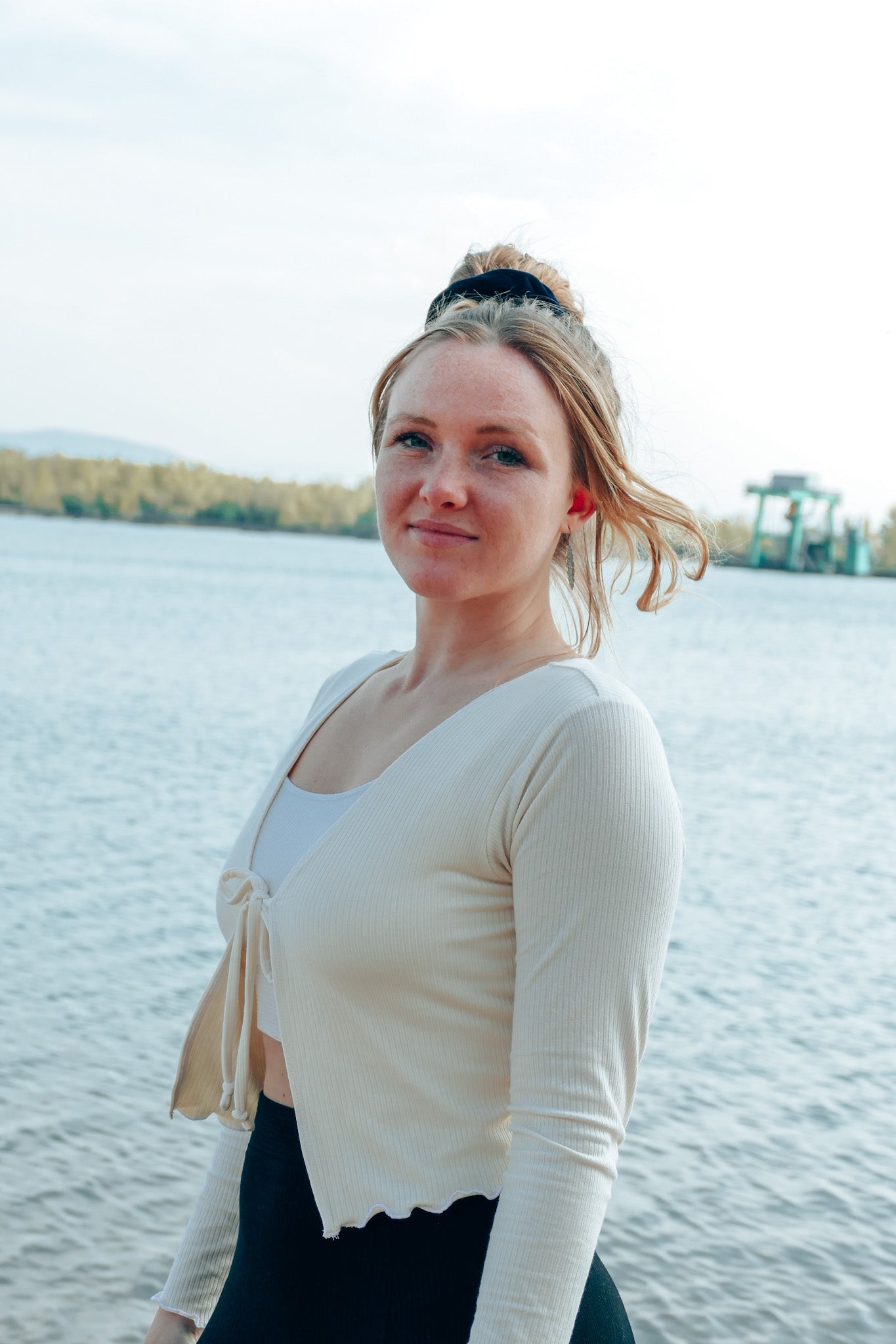 Yogawear aus nachhaltigem Stoff für die nächste Yogastunde wie diese kurze Strickjacke in weiß