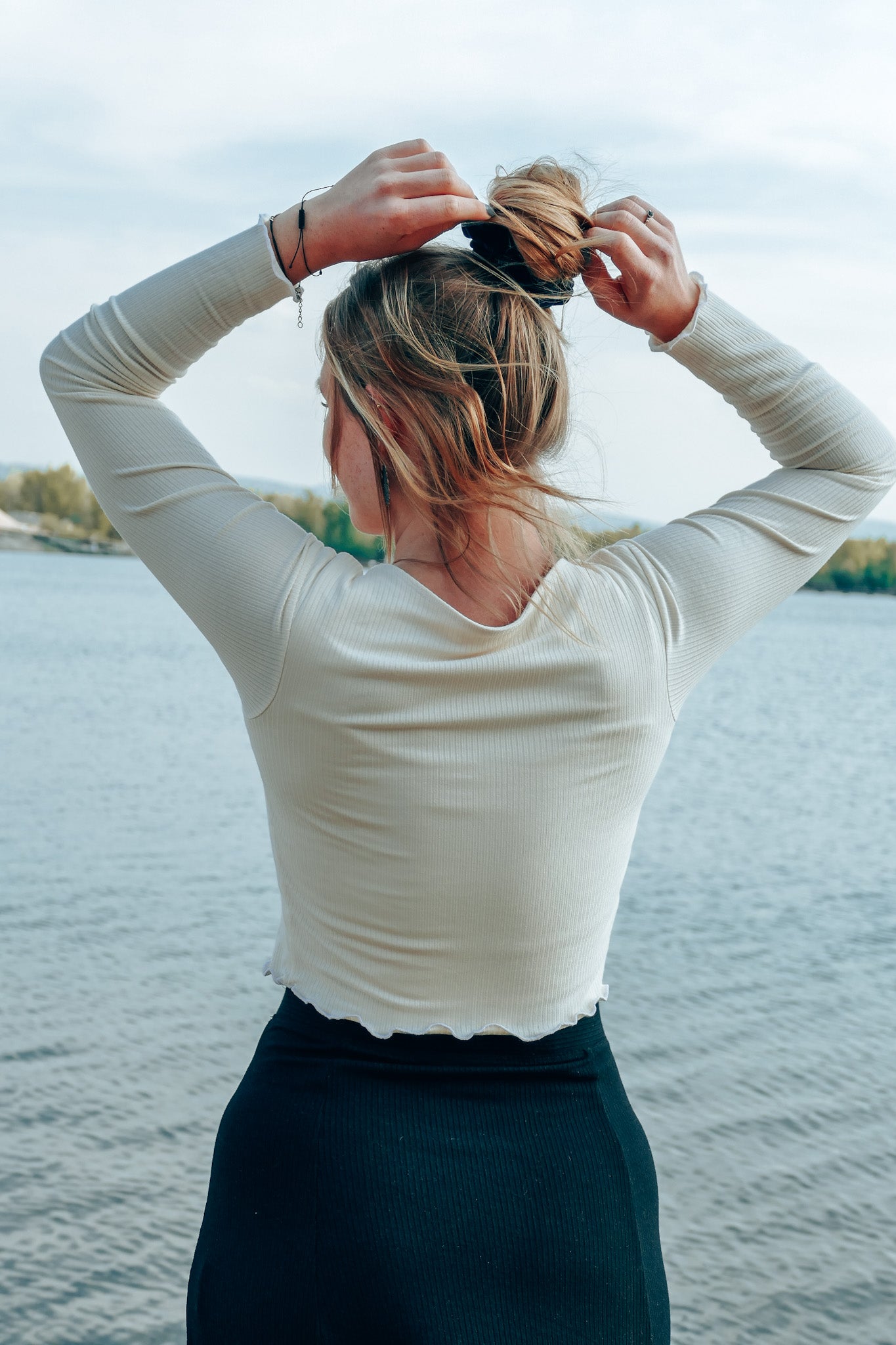 Weiße und sommerliche Strickjacke für Damen aus nachhaltigem und geripptem Stoff