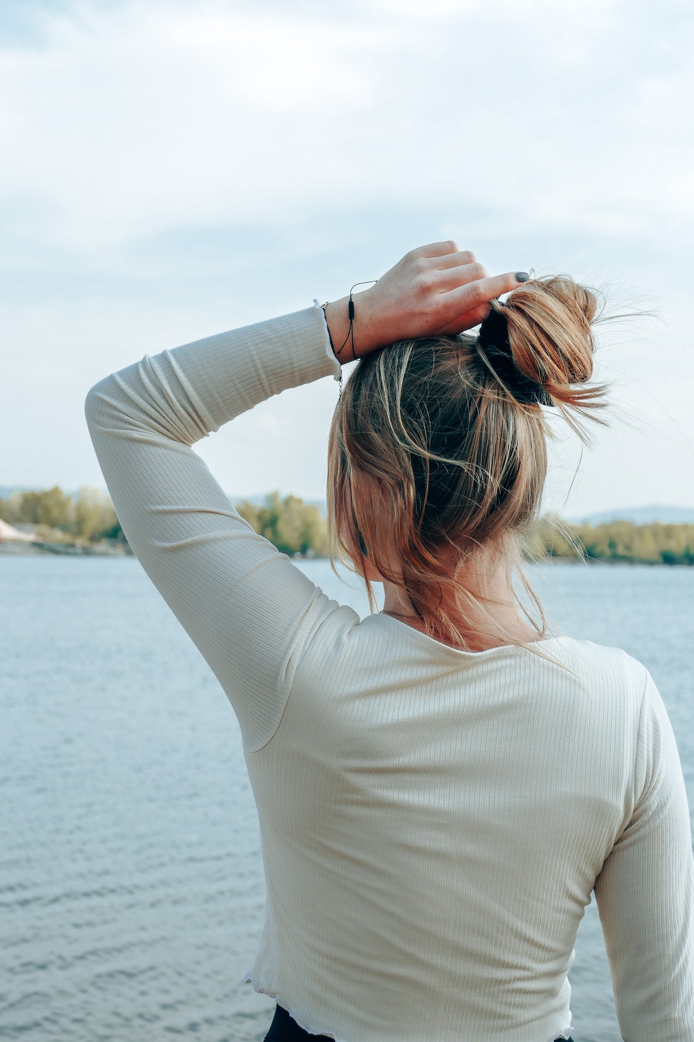Bequeme und nachhaltige Strickjacke in Crop Länge mit Rüschen und Schleife in weiß