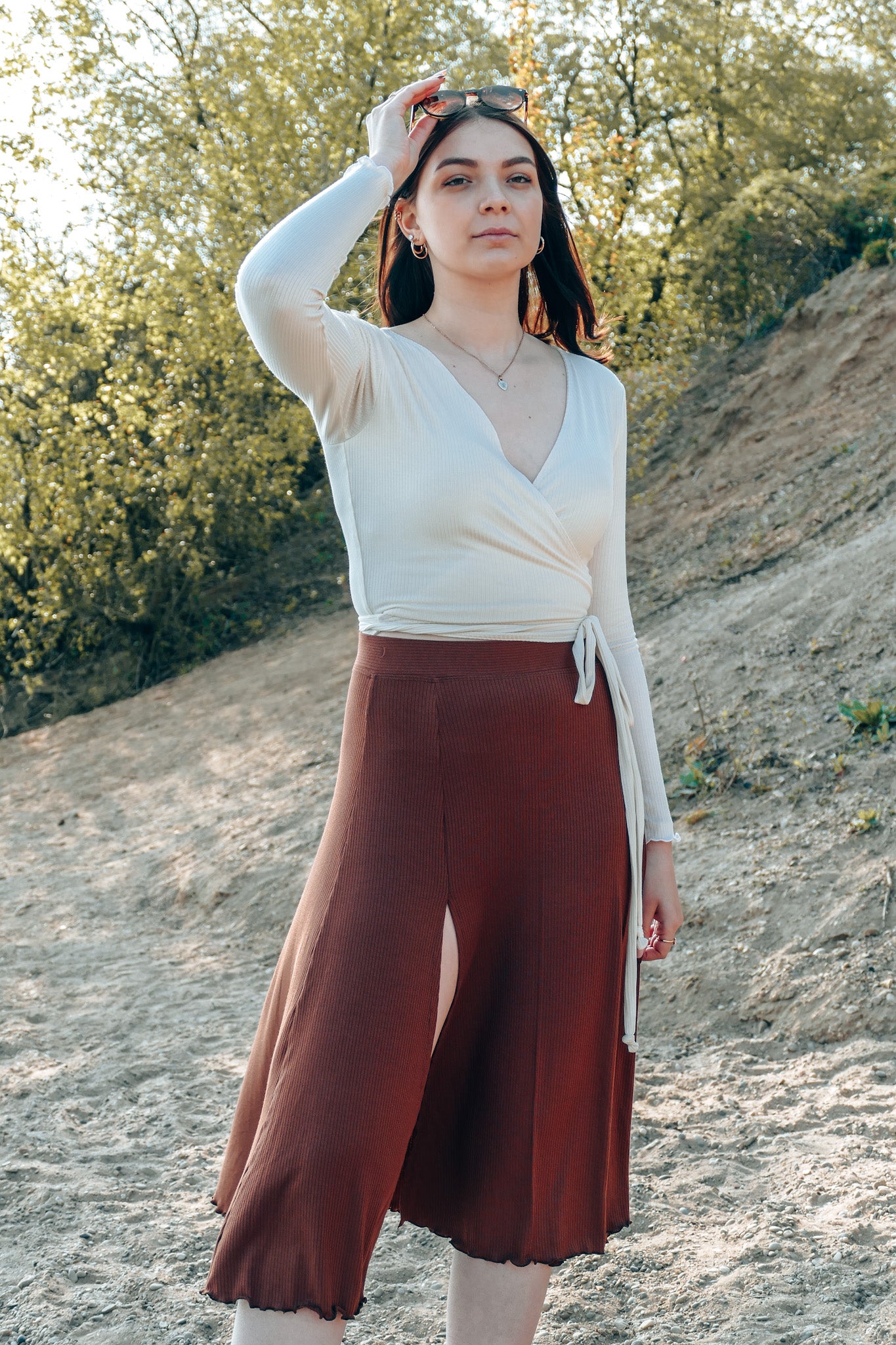 Schöner und schicker Midirock für Damen im Sommer mit Schlitz und Rüschen am Saum des nachhaltigen Stoffes in pecan