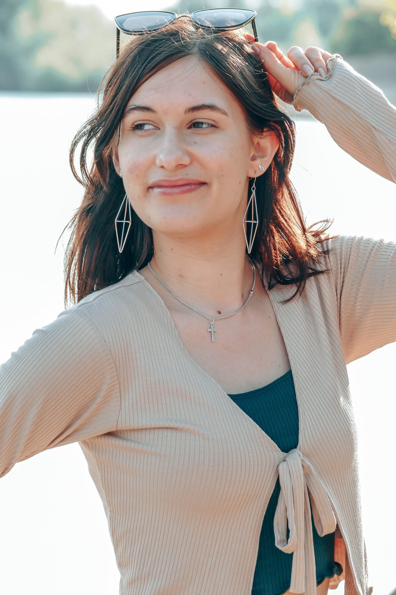Kurze Sommerjacke in sandfarbigem Ton mit Schleife für Loungewear