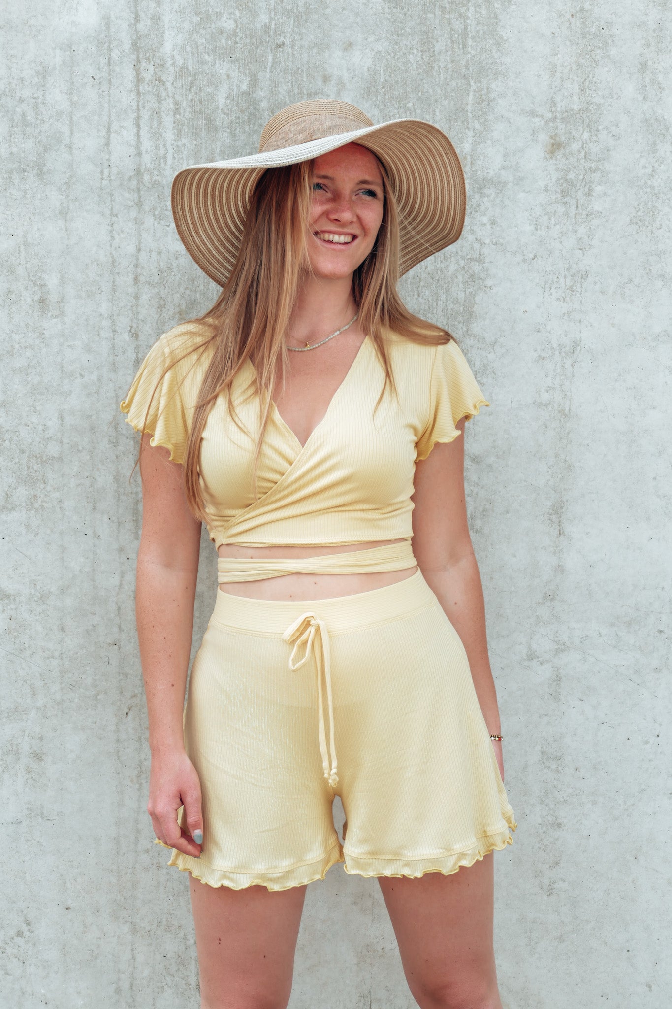 Sommerliches Crop Top als Zweiteiler in Pastellfarbe