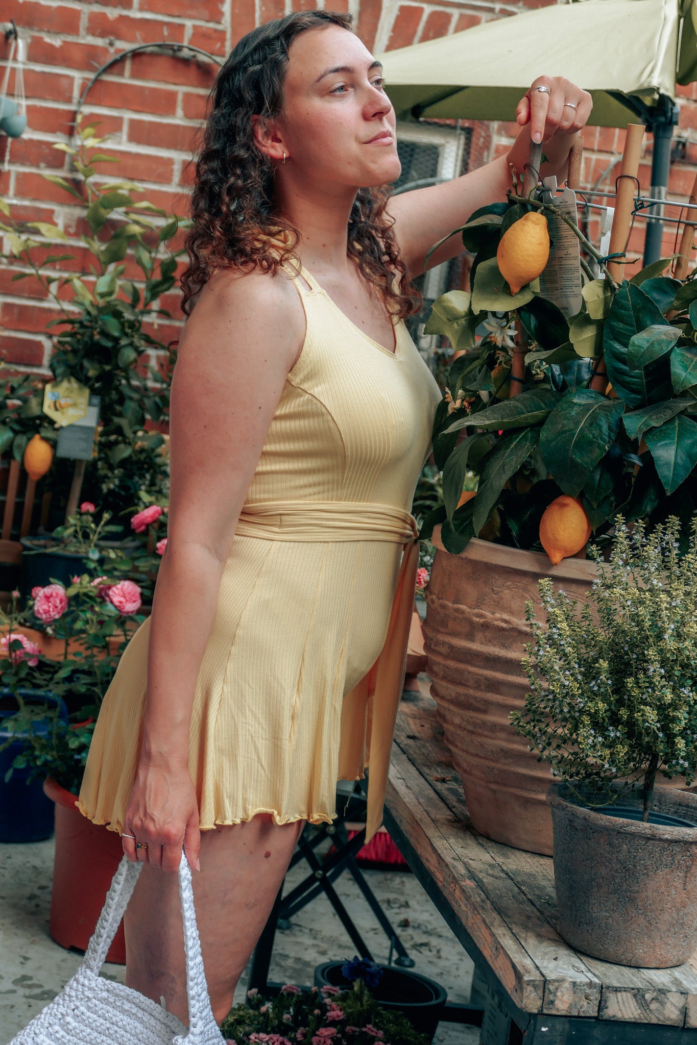 Figurenbetonender Jumpsuit mit freiem Rücken und Band um die Taille