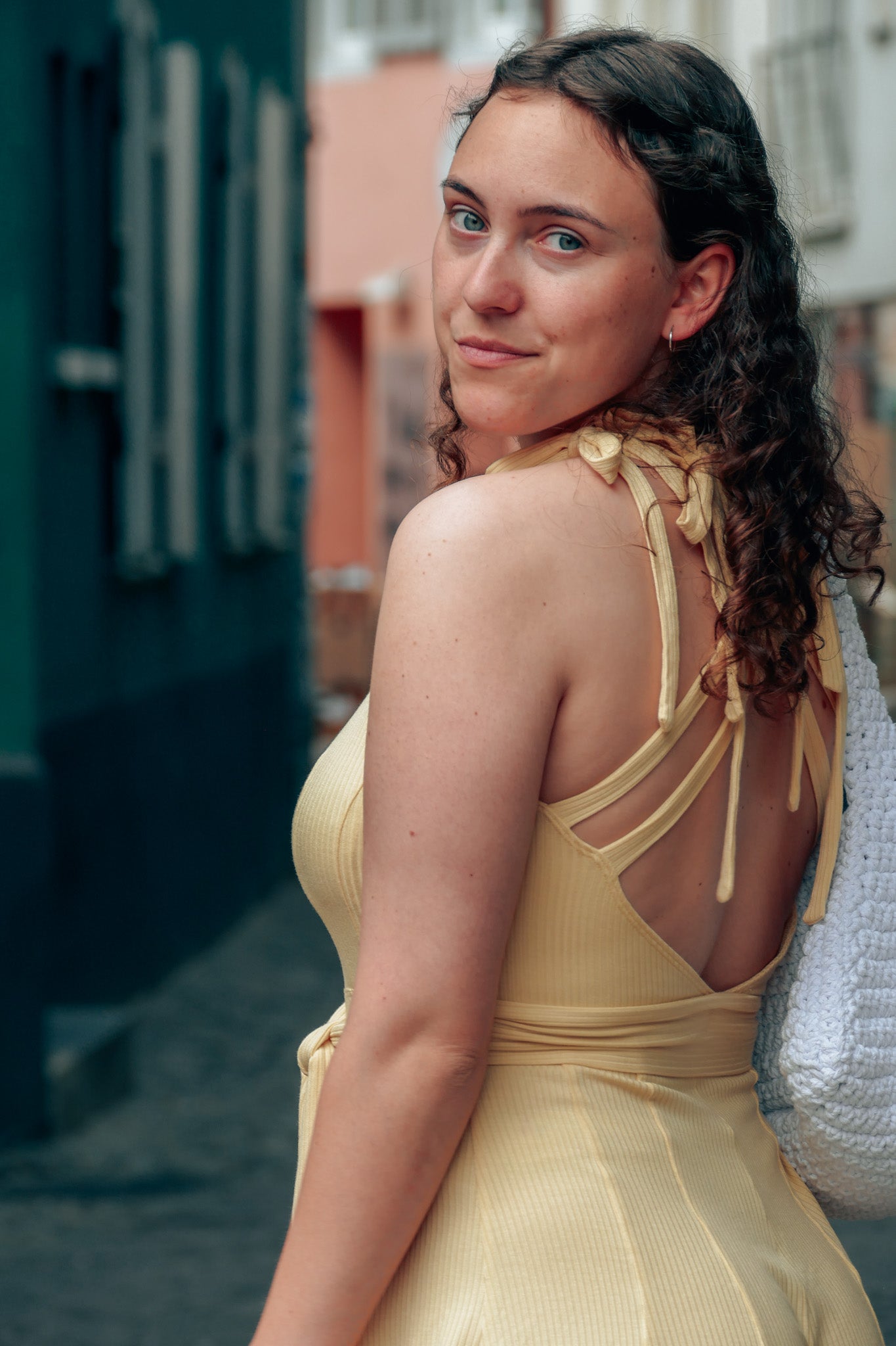 Schicker und gemütlicher Jumpsuit für den Alltag im Sommer mit tiefem Rückenausschnitt und Bändern