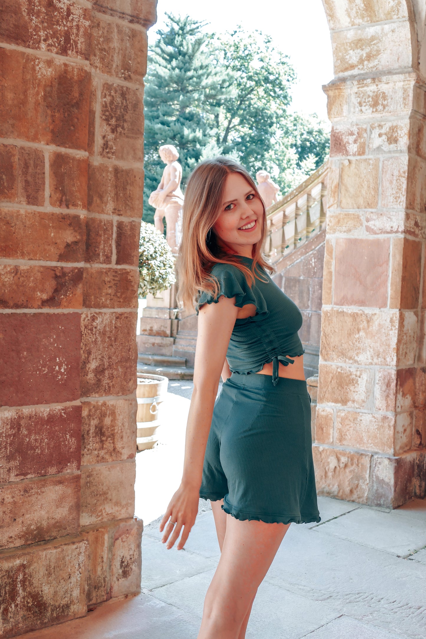 Bequemes und trendiges Crop T-Shirt mit seitlicher Schnürung
