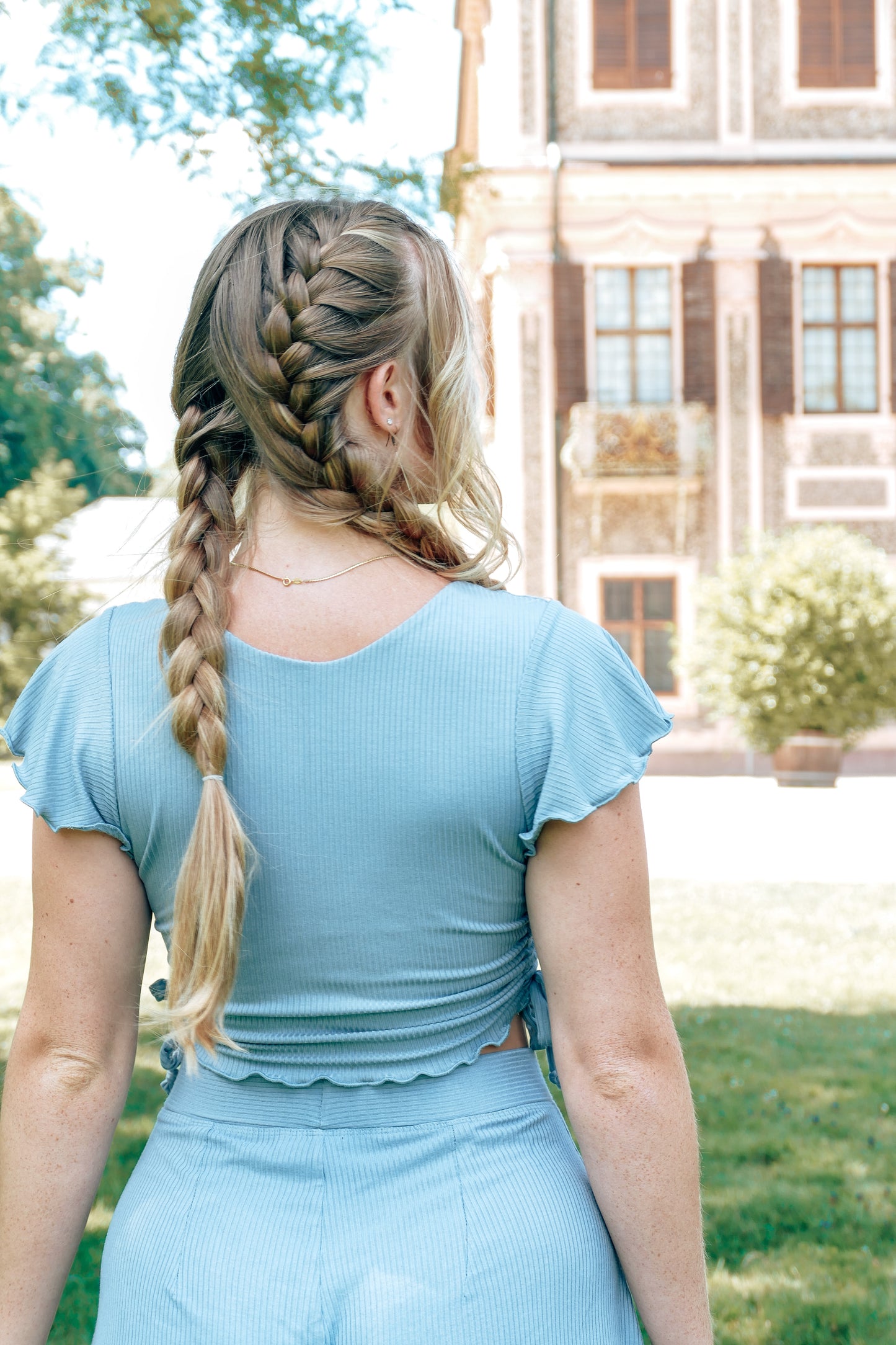 Crop Tshirt mit seitlicher Schnürung und Ärmel mit Volant in hellblau
