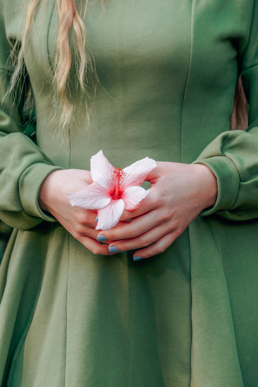 Feminines und nachhaltiges Winterkleid für Weihnachten. Schick an Weihnachten aussehen.