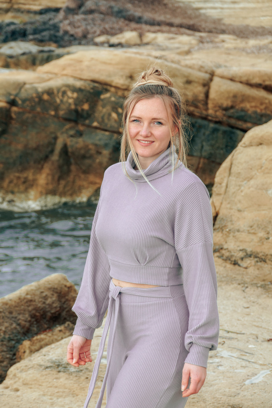 fliederfarbener Crop Pullover mit Rollkragen als Loungewear Zweiteiler für den Frühling aus nachhaltigem Stoff