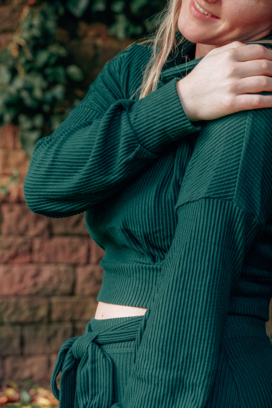 Fair produzierter Rollkragenpullover mit Ballonärmeln und breiten Bündchen am Ärmel aus gemütlichem Stoff