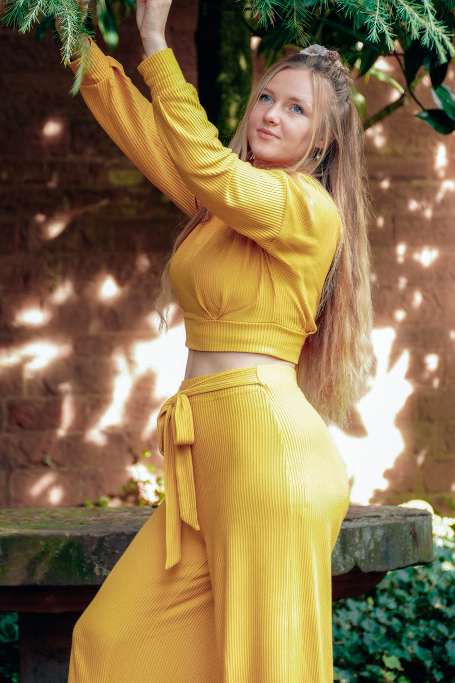 Gelber Crop Pullover aus geripptem und nachhaltigem Stoff als Zweiteiler und Loungwear chic