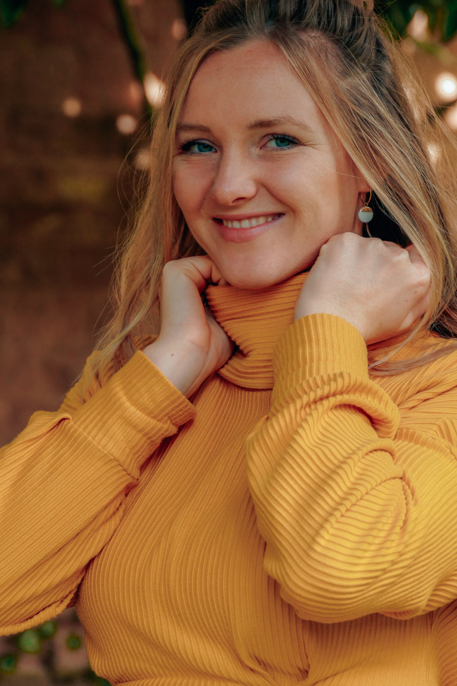 Nachhaltiger und sehr bequemer und warmer Rollkragen Pullover mit Ballonärmeln und weichem Bündchen an der Taille