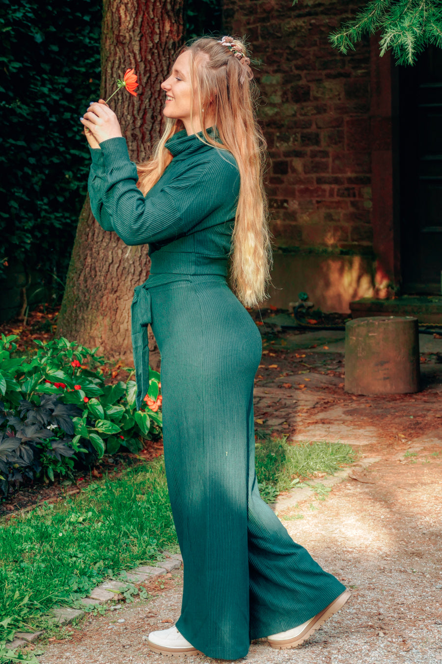 Gerippter Crop Pulli der warm ist und in einem herbstlichem dunkelgrün für Damen