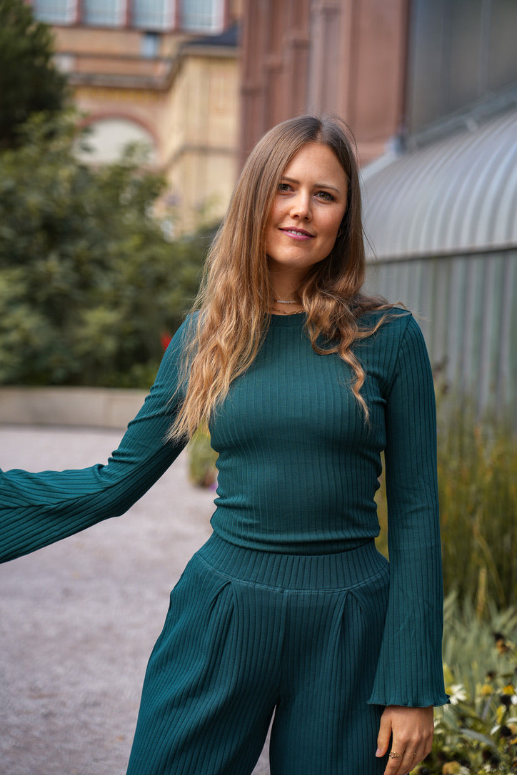 Schmaler Strickpullover in Bottle Green mit eleganten Ärmeln und Rüschensaum.